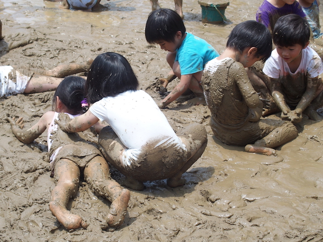 遊び 泥んこ 泥んこ遊びを取り入れる年齢と遊び方